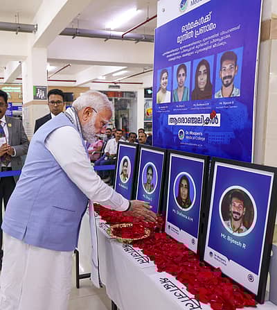 ಭೂಕುಸಿತದಿಂದ ಪ್ರಾಣ ಕಳೆದುಕೊಂಡವರಿಗೆ ಪ್ರಧಾನಿ ಮೋದಿ ಶ್ರದ್ದಾಂಜಲಿ ಸಲ್ಲಿಸಿದರು.