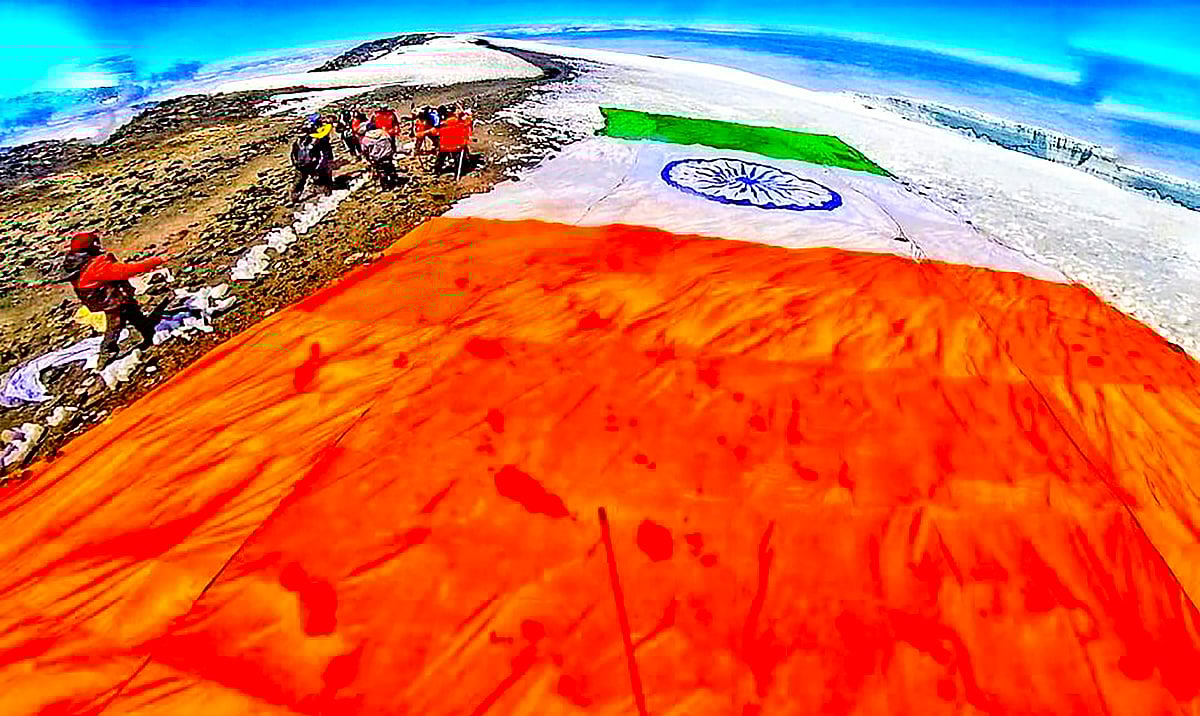 78ನೆಯ ಸ್ವಾತಂತ್ರ್ಯ ದಿನಾಚರಣೆ| ಕಿಲಿಮಂಜಾರೊದಲ್ಲಿ ಅನಾವರಣಗೊಂಡ ತ್ರಿವರ್ಣ ಧ್ವಜ