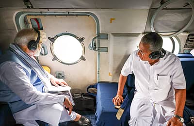 ವಾಯುಸೇನೆಯ ಹೆಲಿಕಾಪ್ಟರ್‌ನಲ್ಲಿ ಪ್ರಧಾನಿ ಮೋದಿ ಮತ್ತು ಕೇರಳ ಸಿಎಂ ಪಿಣರಾಯಿ ವಿಜಯನ್ ಅವರು ಚೂರಲ್‌ಮಲ, ಮುಂಡಕ್ಕೈ ಮತ್ತು ಪುಂಚಿರಿಮಟ್ಟಂ ಪ್ರದೇಶಗಳಲ್ಲಿ ವೈಮಾನಿಕ ಸಮೀಕ್ಷೆ ನಡೆಸಿದರು. 