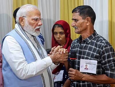 ಮೇಪ್ಪಾಡಿಯ ನಿರಾಶ್ರಿತ ಶಿಬಿರವೊಂದಕ್ಕೆ ಭೇಟಿ ನೀಡಿದ ಮೋದಿ, ಸಂತ್ರಸ್ತರಿಗೆ ಸಾಂತ್ವನ ಹೇಳಿದರು.