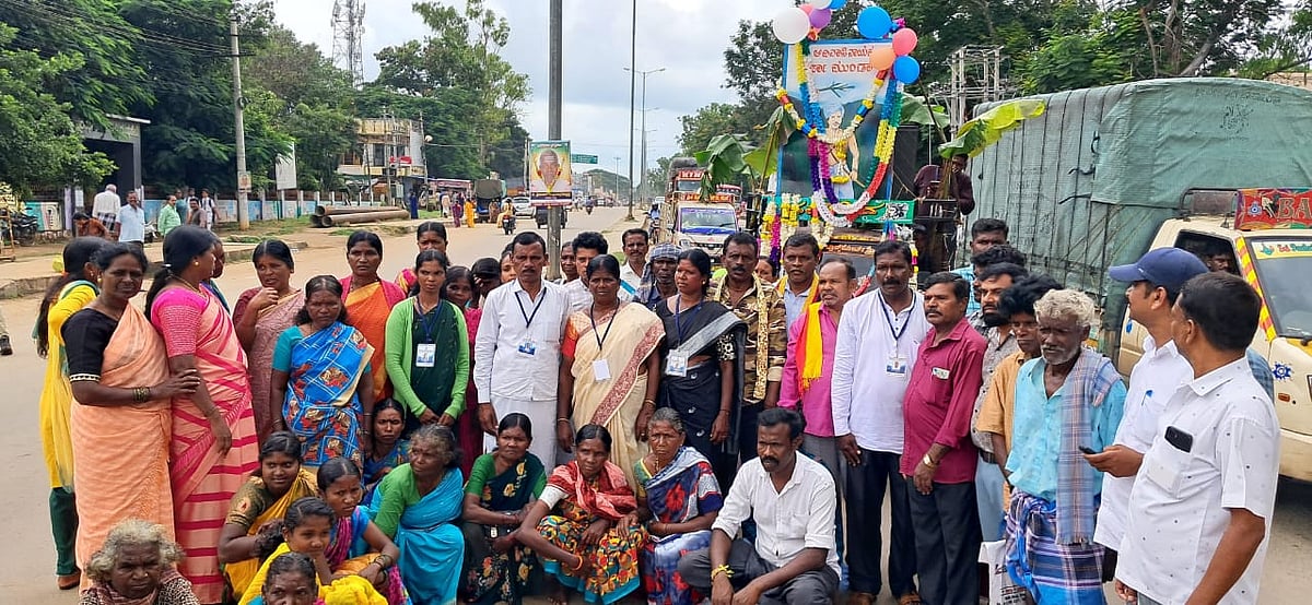 ಗುಂಡ್ಲುಪೇಟೆ: ಆದಿವಾಸಿ ನಾಯಕ ಬಿರ್ಸಾಮುಂಡಾ ಭಾವಚಿತ್ರ ಮೆರವಣಿಗೆ