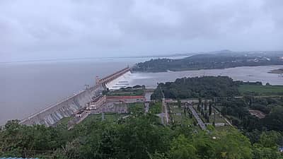 ಜಲಾಶಯದಿಂದ ಭಾರಿ ಪ್ರಮಾಣದಲ್ಲಿ ನೀರು ಹರಿದು ಹೋಗುತ್ತಿರುವುದು