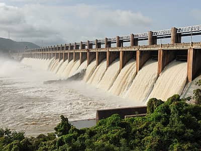 ಅಣಕಟ್ಟೆಯ ಗೇಟ್ ಲಿಂಕ್ ‌ಮುರಿದ ನಂತರ ಸಾಕಷ್ಟು ಪ್ರಮಾಣದಲ್ಲಿ ‌ನೀರು ಹರಿದು ಹೋಗುತ್ತಿದೆ