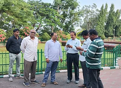 ತುಂಗಭದ್ರಾ ಮಂಡಳಿಯ ಕಾರ್ಯದರ್ಶಿ ಒ.ಆರ್.ಕೆ.ರೆಡ್ಡಿ (ಎಡದಿಂದ ಮೂರನೆಯವರು) ಇತರ ಅಧಿಕಾರಿಗಳೊಂದಿಗೆ ಸಮಾಲೋಚನೆ ನಡೆಸಿದರು 