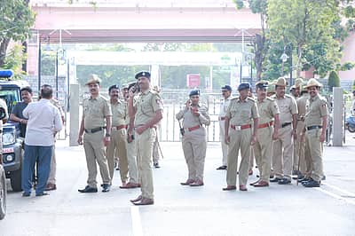 ಜಲಾಶಯದ ಪ್ರವೇಶ ದ್ವಾರದಲ್ಲಿ ನಿಯೋಜನೆಗೊಂಡಿರುವ ಪೊಲೀಸರು