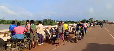 ಅಣಕಟ್ಟೆಯ ಗೇಟ್ ಲಿಂಕ್ ‌ಮುರಿದಿರುವ ಸುದ್ದಿ ಕೇಳಿ ಜಲಾಶಯದತ್ತ ಬಂದಿರುವ ಸ್ಥಳೀಯರು