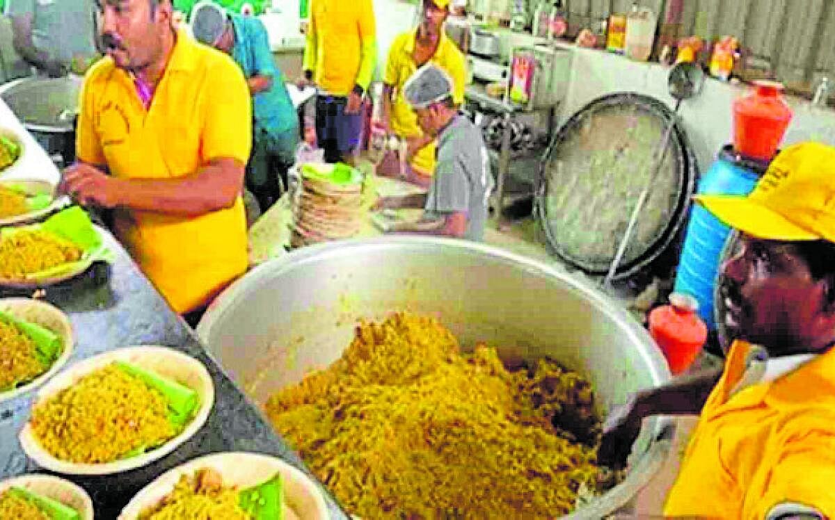 ನಮ್ಮೂರ ತಿಂಡಿ: ಹೊಸಕೋಟೆಯಲ್ಲಿ ಬೆಳ್ಳಂ ಬೆಳಗ್ಗೆ ಬಿರಿಯಾನಿ ಘಮ ಘಮ
