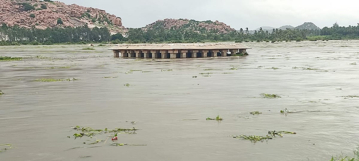 ತುಂಗಭದ್ರಾ ಕ್ರಸ್ಟ್‌ಗೇಟ್‌ ಕೊಚ್ಚಿ ಹೋದ ಪ್ರಕರಣ: ಕಲ್ಲಿನ ಮಂಟಪ ಭಾಗಶಃ ಮುಳುಗಡೆ