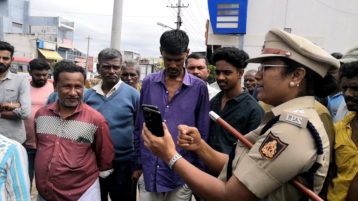 ಚಾಮರಾಜನಗರ: ಹೆಲ್ಮೆಟ್ ಹಾಕದವರಿಗೆ ಅಪಘಾತದ ವಿಡಿಯೊ ನೋಡುವ ಶಿಕ್ಷೆ!