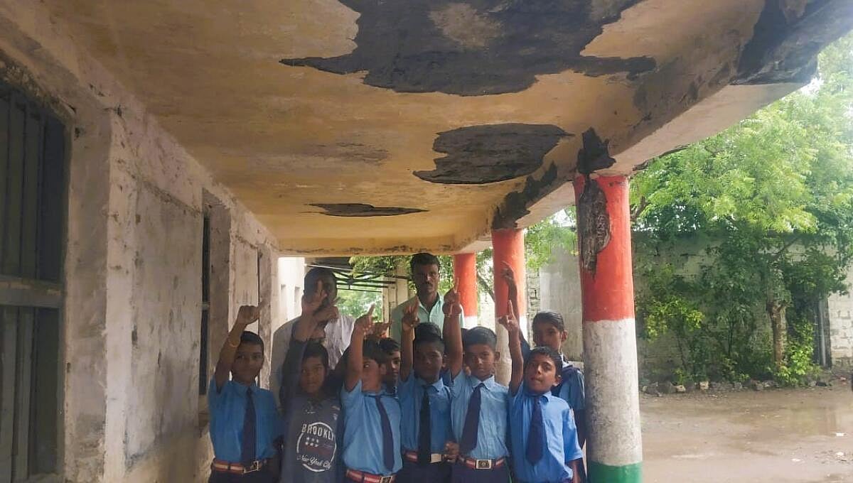 ಅಫಜಲಪುರ | ಸೋರುವ ಶಾಲೆಗಳು: ಮಕ್ಕಳ ಪರದಾಟ