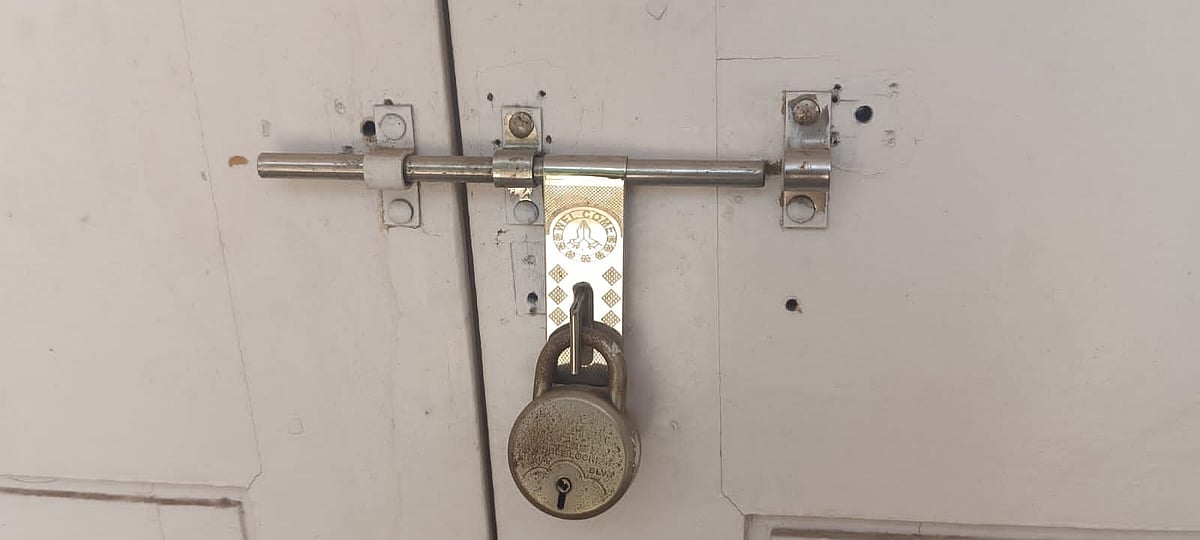 ಒಂದು ಹುದ್ದೆಗೆ ಇಬ್ಬರು ಅಧಿಕಾರಿಗಳ ಗಲಾಟೆ: ಅಪೆಕ್ಸ್ ಬ್ಯಾಂಕ್ CEO ಕಚೇರಿಗೆ ಬೀಗ