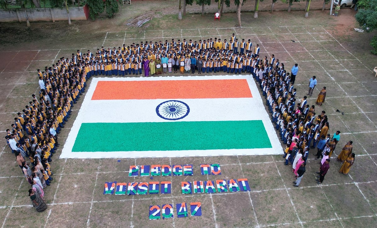 ಮೈಸೂರು: ಒರಿಗಾಮಿ ಚೆಂಡುಗಳಿಂದ ರಾಷ್ಟ್ರಧ್ವಜ ತಯಾರಿಕೆ