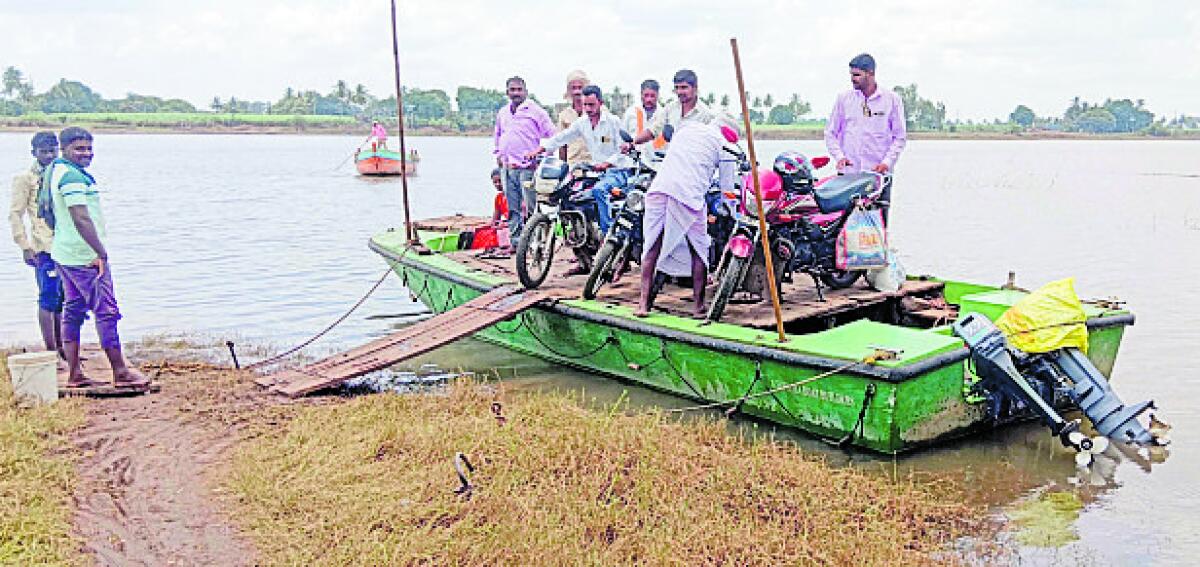 ತೇರದಾಳ ತಾಲ್ಲೂಕಿನ ತಮದಡ್ಡಿಯಲ್ಲಿನ ಕೃಷ್ಣಾ ನದಿ ಪ್ರವಾಹ ಇಳಿದು ನೀರು ನದಿ ಒಡಲು ಸೇರಿರುವುದರಿಂದ ಅಥಣಿ ತಾಲ್ಲೂಕಿನ ಸತ್ತಿ ಗ್ರಾಮಕ್ಕೆ ಸಂಪರ್ಕ ಕಲ್ಪಿಸುವ ಬೋಟ್ ಸೇವೆ ಸೋಮವಾರದಿಂದ ಆರಂಭವಾಗಿದೆ