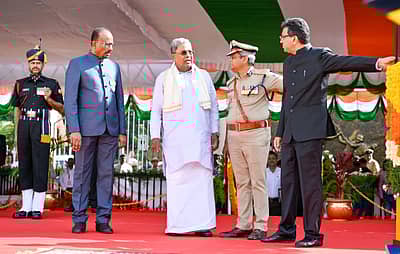 ಧ್ವಜಾರೋಹಣಕ್ಕೂ ಮುನ್ನ ಅಧಿಕಾರಿಗಳೊಂದಿಗೆ ಮಾತನಾಡಿದ ಮುಖ್ಯಮಂತ್ರಿ ಸಿದ್ದರಾಮಯ್ಯ