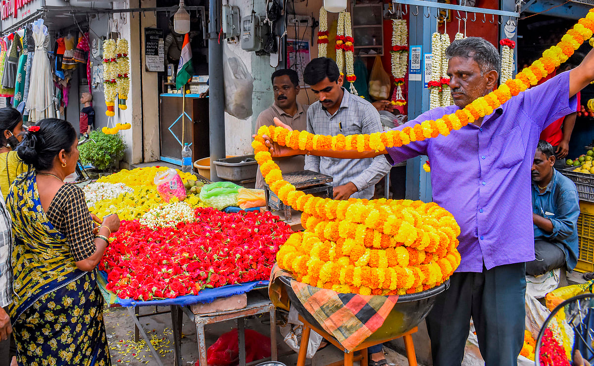 ಮಂಡ್ಯ | ವರಮಹಾಲಕ್ಷ್ಮಿ ಹಬ್ಬ: ಹೂ ದರ ಹೆಚ್ಚಳ