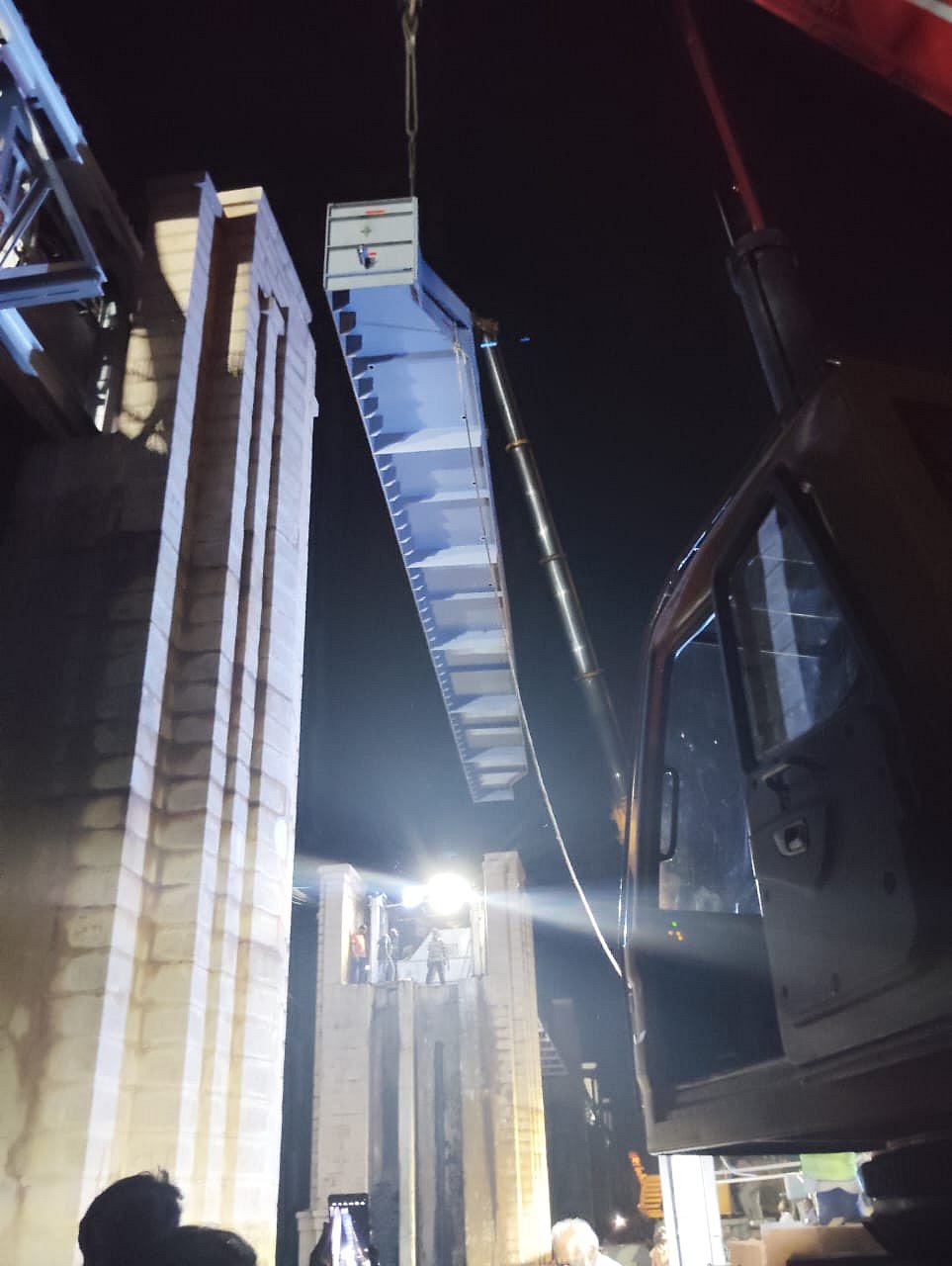 ತುಂಗಭದ್ರಾ ಜಲಾಶಯಕ್ಕೆ ಗೇಟ್ ಇಳಿಸುವ ಕೆಲಸ ಆರಂಭ