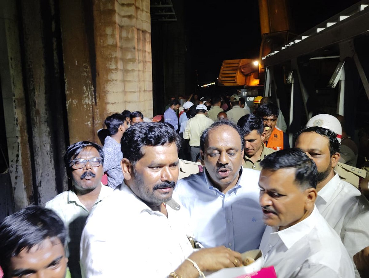 ತುಂಗಭದ್ರಾ: ಗೇಟ್ ಅಳವಡಿಕೆಯ ಮೊದಲ ಎಲಿಮೆಂಟ್‌ ಯಶಸ್ವಿ; ಸಿಹಿ ಹಂಚಿ ಸಂಭ್ರಮ