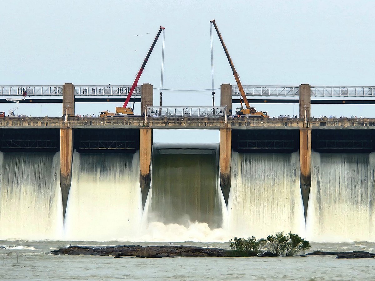 ತುಂಗಭದ್ರಾ ಜಲಾಶಯ: ಸ್ಕೈವಾಕ್ ಕೆಳಗಿಳಿಸುವ ಕಾರ್ಯ ಯಶಸ್ವಿ