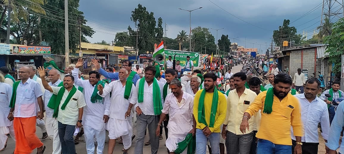 ಕಲಘಟಗಿ: ವಿವಿಧ ಬೇಡಿಕೆಗಳ ಈಡೇರಿಕೆಗೆ ಆಗ್ರಹಿಸಿ ಟ್ರ್ಯಾಕ್ಟರ್‌ ರ‍್ಯಾಲಿ 