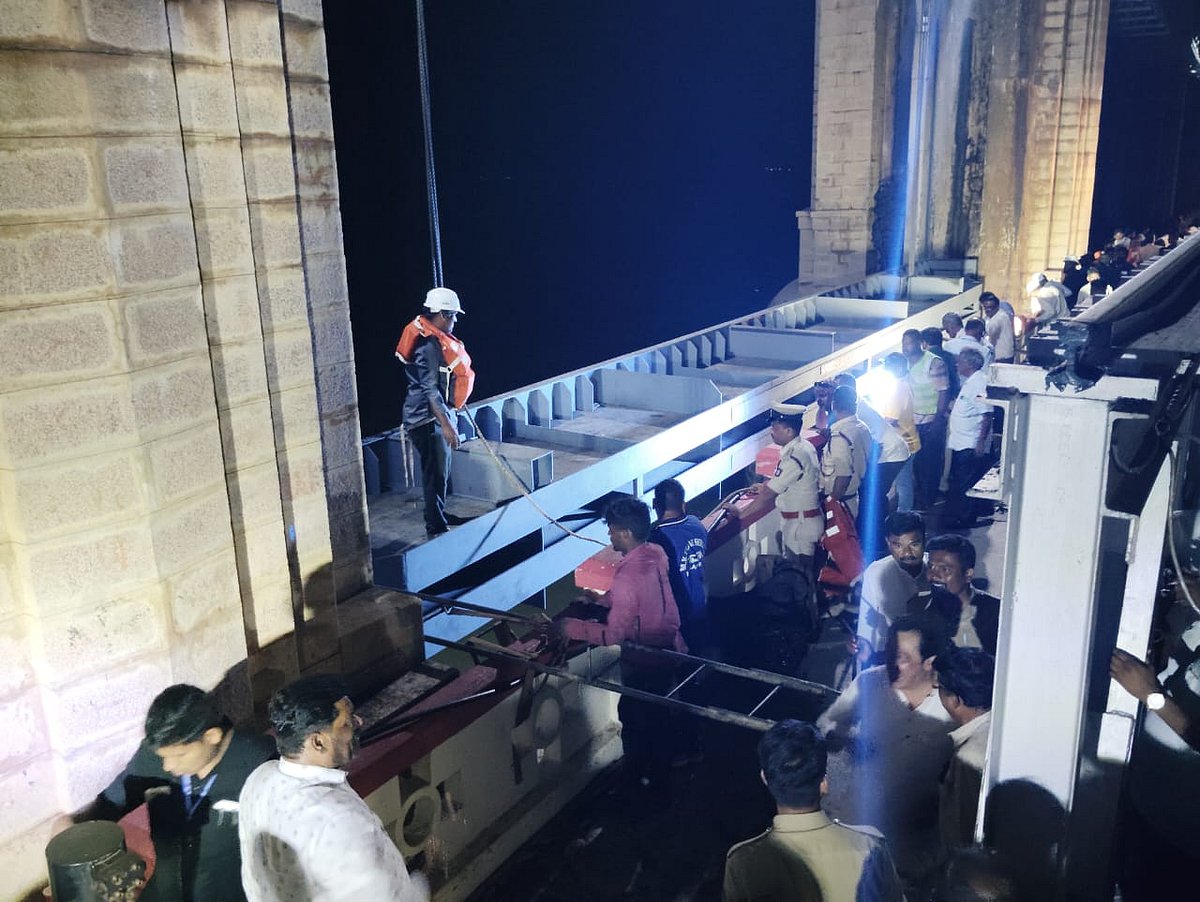 ತುಂಗಭದ್ರಾ ಜಲಾಶಯ: ರಭಸದಿಂದ ಹರಿಯುವ ನೀರಿನಲ್ಲಿ ಮೊದಲ ಎಲಿಮೆಂಟ್ ಅಳವಡಿಕೆ ಯಶಸ್ವಿ