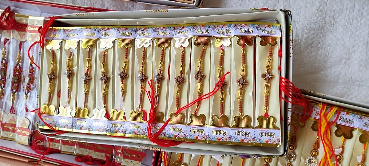 ಎಲ್ಲೆಡೆ ಮನೆಮಾಡಿದ ರಕ್ಷಾ ಬಂಧನ ಸಂಭ್ರಮ: ಮಾರುಕಟ್ಟೆಗೆ ಲಗ್ಗೆಯಿಟ್ಟ ರಾಖಿ