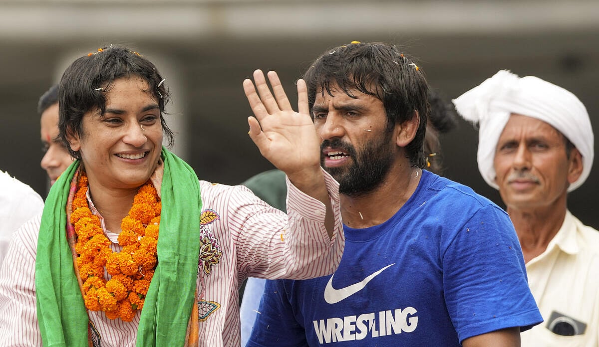 Photos | ದೆಹಲಿಗೆ ಬಂದ ವಿನೇಶ್: ಭಾವುಕ ಕ್ಷಣಗಳಿಗೆ ಸಾಕ್ಷಿಯಾದ ವಿಮಾನ ನಿಲ್ದಾಣ