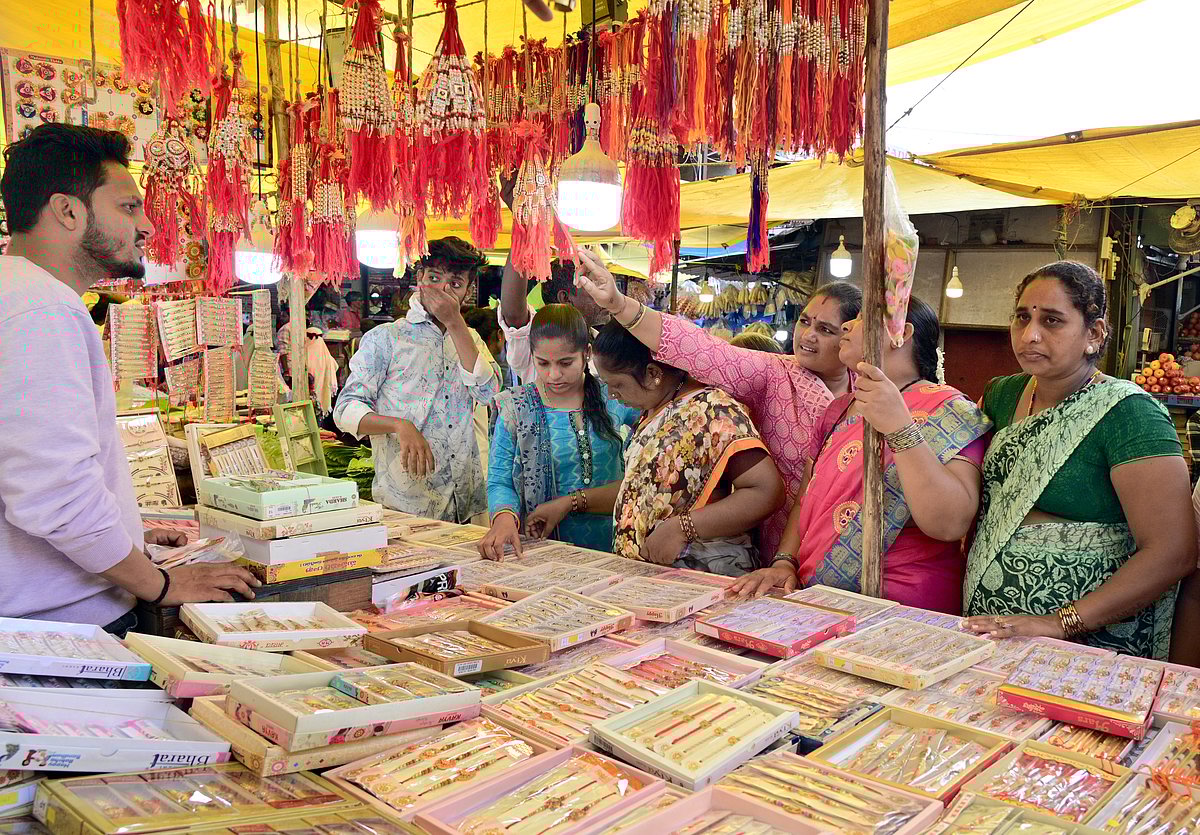 ಹುಬ್ಬಳ್ಳಿ | ರಕ್ಷಾಬಂಧನ: ರಂಗಿನ ರಾಖಿ ಮೆರುಗು