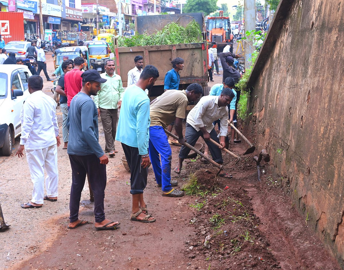 ಬೀದರ್ | ಪ್ರಜಾವಾಣಿ ವರದಿ ಪರಿಣಾಮ; ಮುಖ್ಯರಸ್ತೆ, ಚರಂಡಿ ದುರಸ್ತಿ