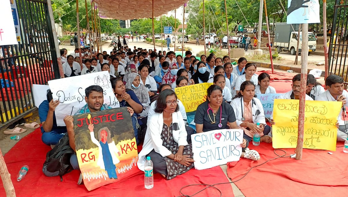 ವೈದ್ಯ ವಿದ್ಯಾರ್ಥಿನಿ ಮೇಲಿನ ಅತ್ಯಾಚಾರ, ಕೊಲೆ ಪ್ರಕರಣ ಖಂಡಿಸಿ ಮುಷ್ಕರ