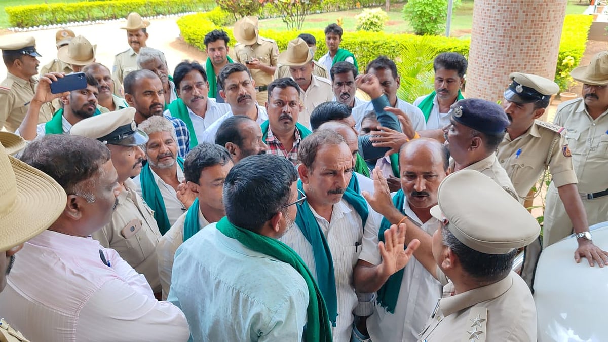 ಚಾಮರಾಜನಗರ | ಟ್ರ್ಯಾಕ್ಟರ್ ರ‍್ಯಾಲಿಗೆ ಅವಕಾಶ ನಿರಾಕರಣೆ: ರೈತರ ಪ್ರತಿಭಟನೆ