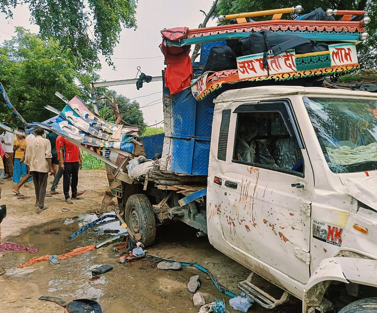 ಉತ್ತರ ಪ್ರದೇಶ | ಬಸ್‌ಗೆ ವ್ಯಾನ್ ಡಿಕ್ಕಿ: 10 ಮಂದಿ ಸಾವು, 27 ಜನರಿಗೆ ಗಾಯ