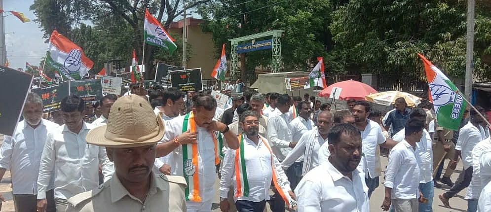 ಕೋಲಾರ: ರಾಜ್ಯಪಾಲರ ನಡೆ ಖಂಡಿಸಿ ಕಾಂಗ್ರೆಸ್‌ನಿಂದ ಬೃಹತ್ ಪ್ರತಿಭಟನೆ