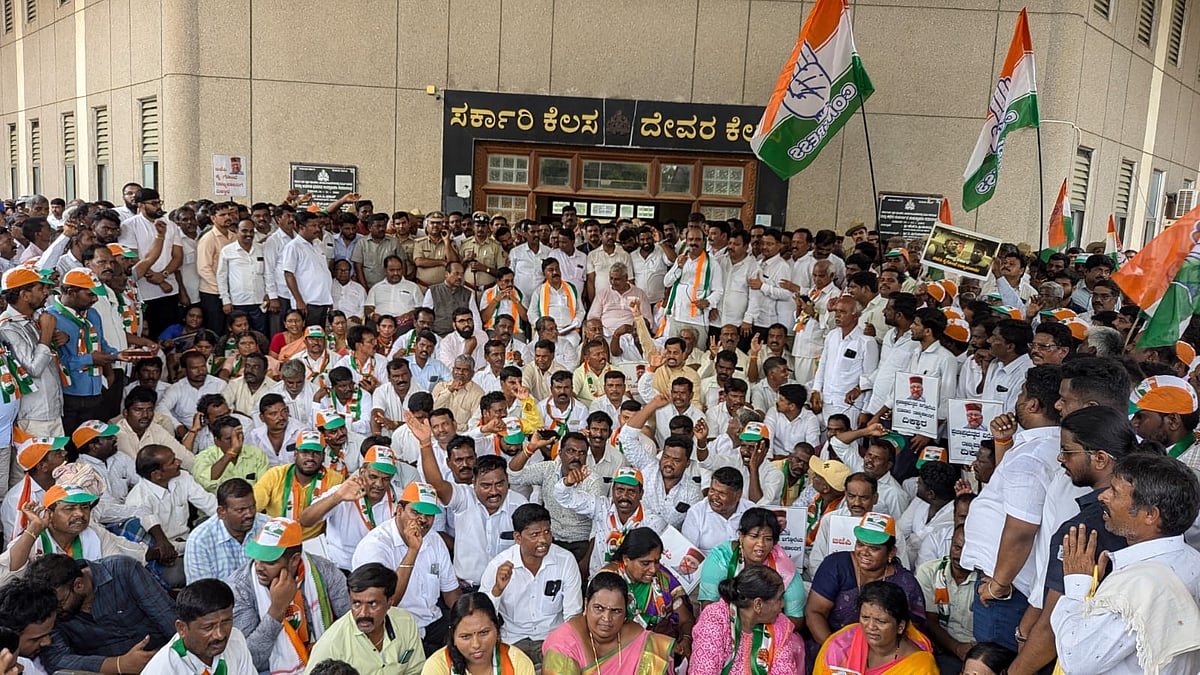 ಪ್ಯಾಸಿಕ್ಯೂಷನ್‌ಗೆ ಅನುಮತಿ: ರಾಜ್ಯಪಾಲರ ವಿರುದ್ಧ ಚಾಮರಾಜನಗರದಲ್ಲಿ ಪ್ರತಿಭಟನೆ