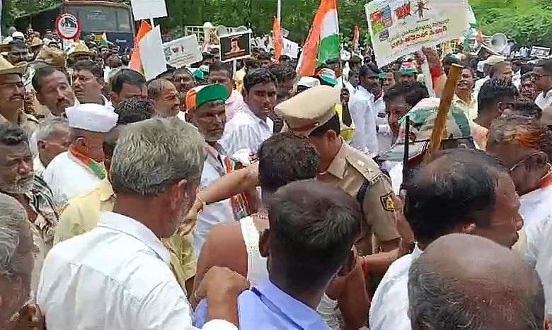 ಬಾಗಲಕೋಟೆ|ರಾಜ್ಯಪಾಲರ ವಿರುದ್ಧ ಪ್ರತಿಭಟನೆ: ಕಾರ್ಯಕರ್ತರೊಬ್ಬರಿಗೆ‌ ತಗುಲಿದ ಬೆಂಕಿ