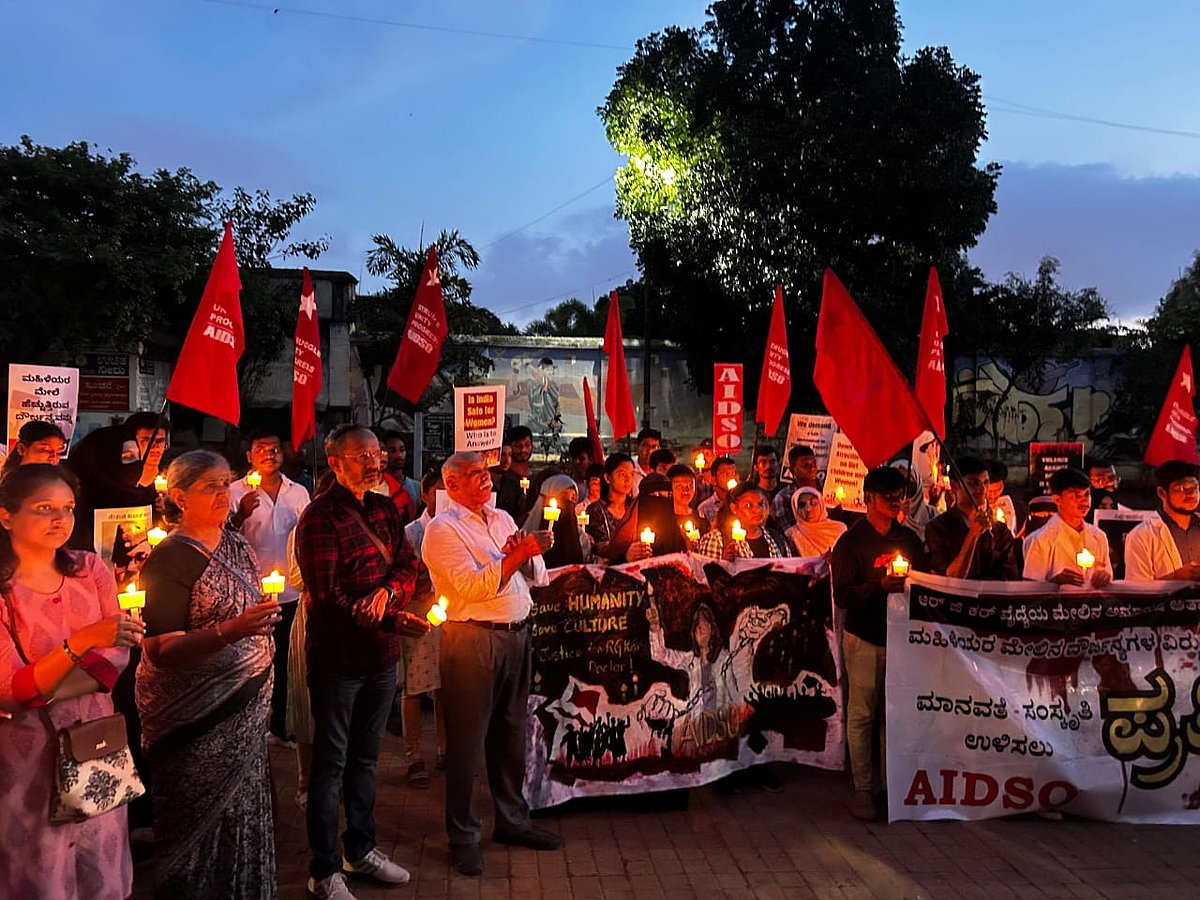 ಕೋಲ್ಕತ್ತ ಅತ್ಯಾಚಾರ ಪ್ರಕರಣ: ಸ್ವಾತಂತ್ರ್ಯ ಉದ್ಯಾನದಲ್ಲಿ ಮೋಂಬತ್ತಿ ಮೆರವಣಿಗೆ