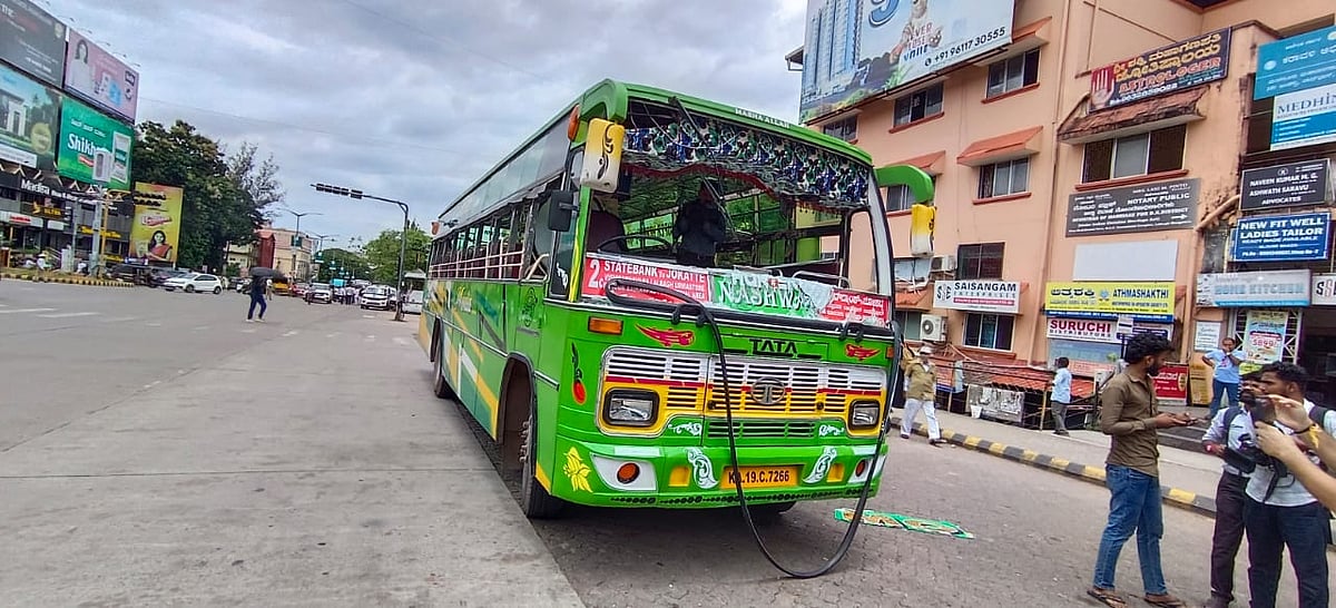 ಮಂಗಳೂರು | ರಾಜ್ಯಪಾಲರ ವಿರುದ್ಧ ಪ್ರತಿಭಟನೆ: ಬಸ್‌ಗೆ ಕಲ್ಲು ತೂರಿದ ಕಿಡಿಗೇಡಿಗಳು
