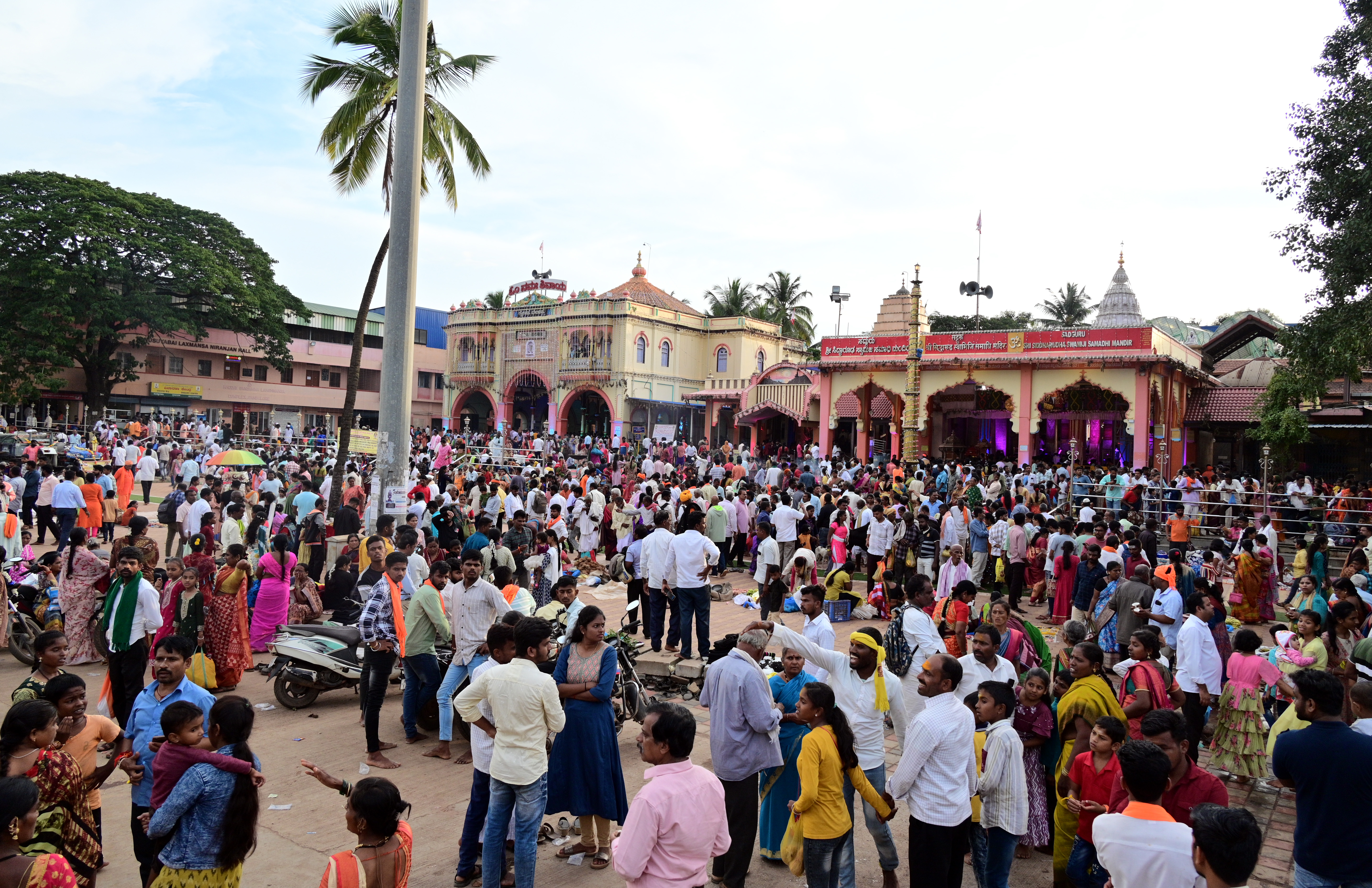 ಹುಬ್ಬಳ್ಳಿಯ ಸಿದ್ಧಾರೂಢ ಮಠದ ಆವರಣದಲ್ಲಿ ಸೇರಿದ್ದ ಭಕ್ತರು