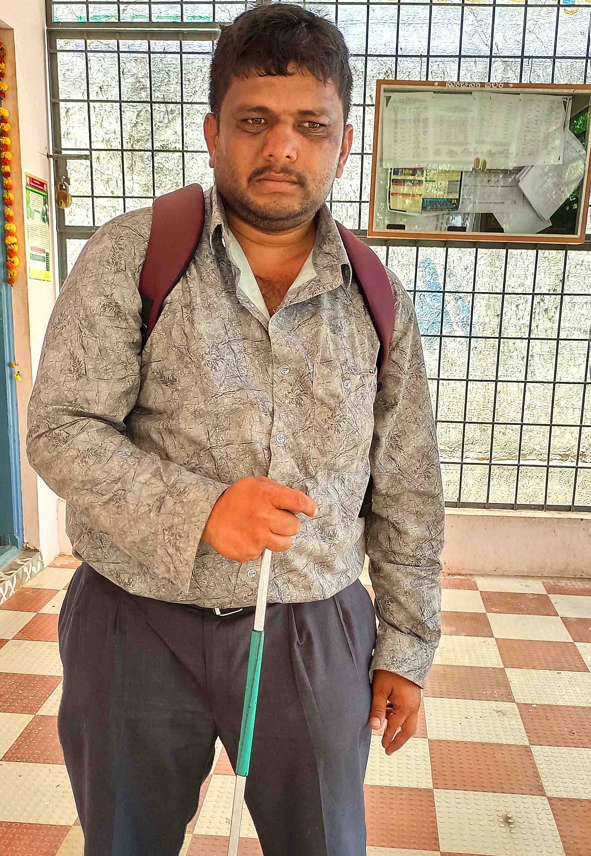 ಸ್ವಾಭಿಮಾನಿ ಬದುಕಿಗೆ ಅಡ್ಡಿಯಾಗದ ಅಂಧತ್ವ: ಪೆನ್ನು ಮಾರಾಟ ಮಾಡುವ ನರಸಿಂಹರಾಜು