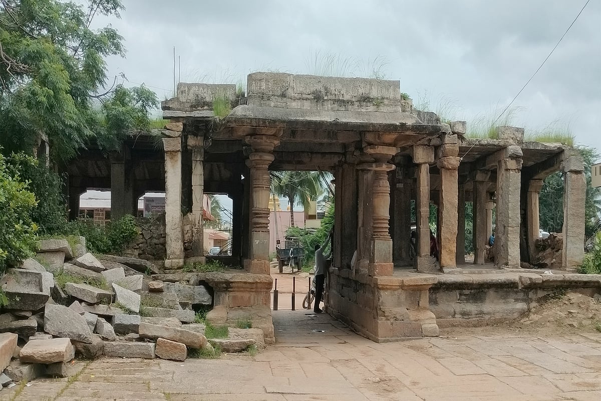 ಅಪಾಯಕ್ಕೆ ಕಾದಿದೆ ಸೋಮೇಶ್ವರ ದೇವಸ್ಥಾನದ ಉತ್ತರ ಪ್ರವೇಶ ದ್ವಾರ