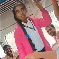 ರೈಲು ಪ್ರಯಾಣಿಕರು ಪ್ರಶ್ನೆ ಮಾಡಿದ್ದಕ್ಕೆ ಸಿಕ್ಕಿಬಿದ್ದ ನಕಲಿ ಟಿಟಿಇ: Video ನೋಡಿ