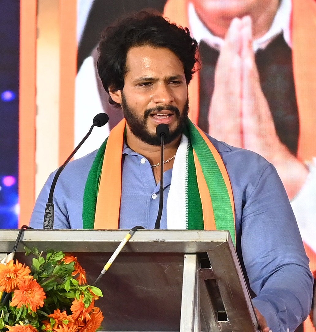 ನಮ್ಮದು ಅಭಿವೃದ್ಧಿ ರಾಜಕಾರಣ: ಡಿ.ಕೆ. ಶಿವಕುಮಾರ್‌ಗೆ ನಿಖಿಲ್ ತಿರುಗೇಟು