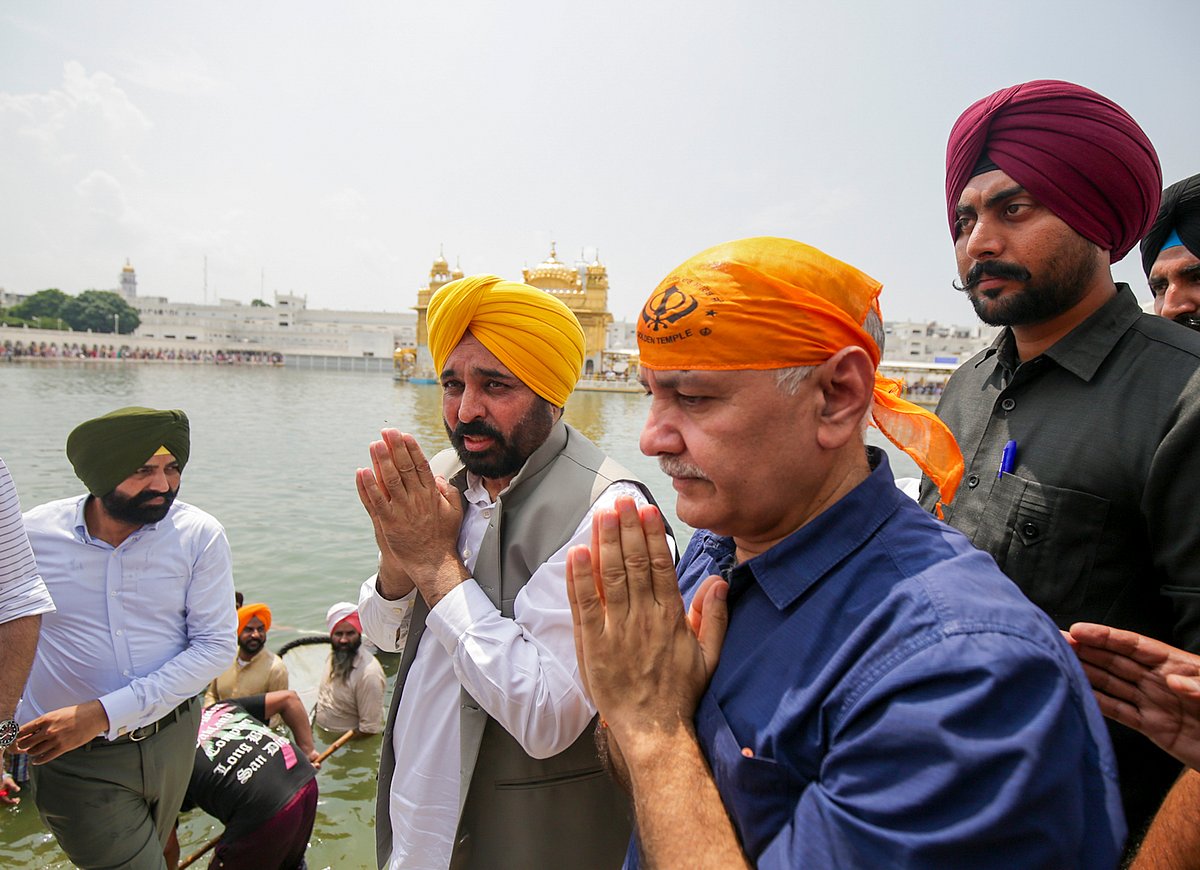 ಅಮೃತಸರ ಸ್ವರ್ಣ ಮಂದಿರಕ್ಕೆ ಸಿಸೋಡಿಯಾ ಭೇಟಿ: ಕೇಜ್ರಿವಾಲ್ ಬಿಡುಗಡೆಗೆ ಪ್ರಾರ್ಥನೆ