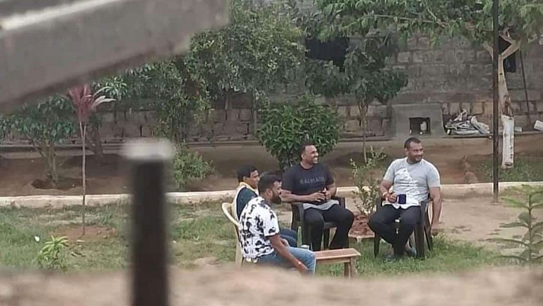 ಕೊಲೆ ಆರೋಪಿ ದರ್ಶನ್‌ಗೆ ವಿಶೇಷ ಆತಿಥ್ಯ; ಪರಪ್ಪನ ಅಗ್ರಹಾರದ 7 ಸಿಬ್ಬಂದಿ ಅಮಾನತು