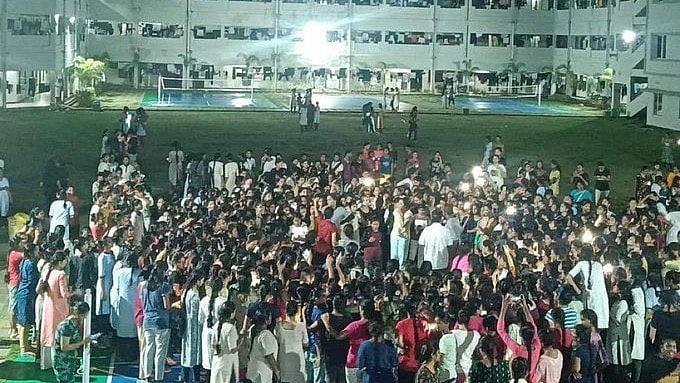 ಕಾಲೇಜು ಮಹಿಳಾ ಶೌಚಾಲಯದಲ್ಲಿ ರಹಸ್ಯ ಕ್ಯಾಮೆರಾ: ಆಡಳಿತ ಮಂಡಳಿ ವಿರುದ್ಧ ದೂರು