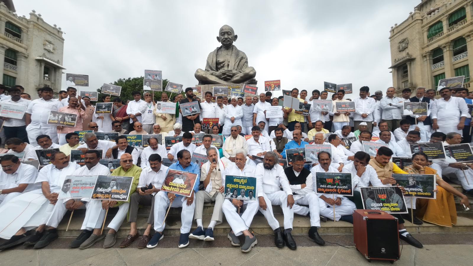 ರಾಜ್ಯಪಾಲರ ತಾರತಮ್ಯ ನೀತಿಯನ್ನು ಖಂಡಿಸಿ ಮುಖ್ಯಮಂತ್ರಿ ಸಿದ್ದರಾಮಯ್ಯ, ಕೆಪಿಸಿಸಿ ಅಧ್ಯಕ್ಷರಾದ ಡಿ.ಕೆ.ಶಿವಕುಮಾರ್ ಅವರ ನೇತೃತ್ವದಲ್ಲಿ ಗಾಂಧಿ ಪ್ರತಿಮೆ ಬಳಿ ಪ್ರತಿಭಟನೆ ನಡೆಯಿತು.
