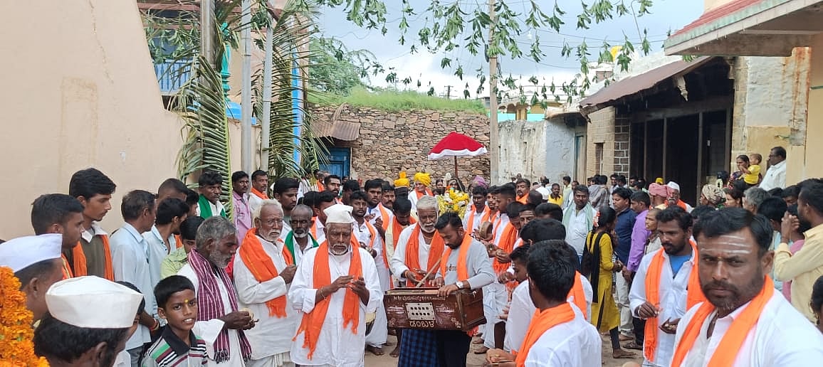 ಡಂಬಳ | ಶ್ರಾವಣ ಮಾಸ: ಗ್ರಾಮಗಳಲ್ಲಿ ಭಜನಾ ಪದಗಳ ಕಲರವ