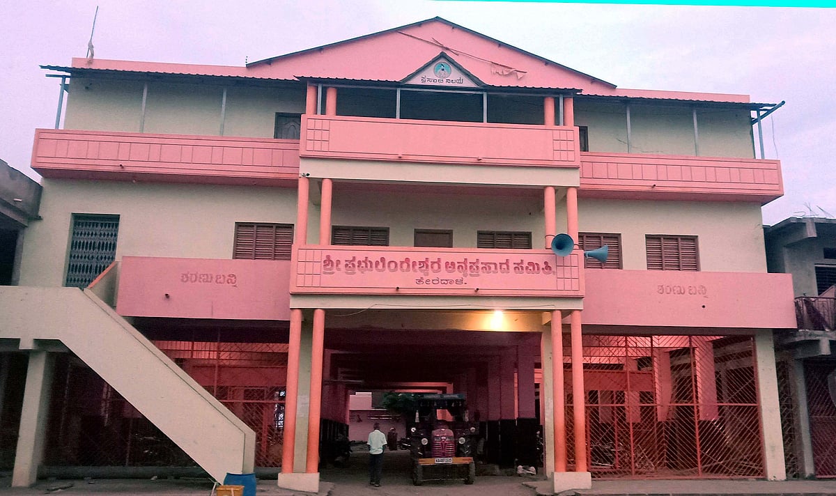 ತೇರದಾಳ: ಪ್ರಭುಲಿಂಗೇಶ್ವರ ಅನ್ನಪ್ರಸಾದ ಸಮಿತಿಯ ನಿತ್ಯ ದಾಸೋಹ