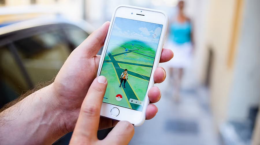 ಮೊಬೈಲ್‌ನಲ್ಲಿ ಗೇಮ್ ಆಡುತ್ತಾ ಹಳಿ ಮೇಲೆ ಕುಳಿತಿದ್ದ ಬಾಲಕರು ರೈಲು ಹರಿದು ಸಾವು