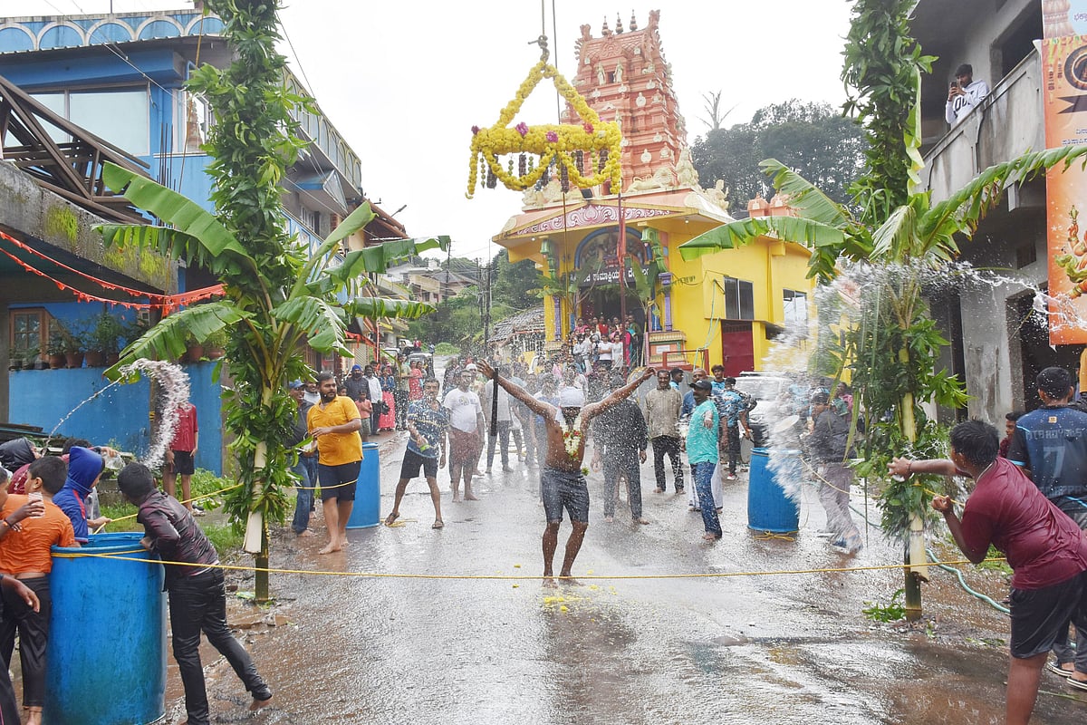 ಮಡಿಕೇರಿಯಲ್ಲಿ ಮೊಸರು ಕುಡಿಕೆ ಒಡೆಯುವ ಸಂಭ್ರಮ