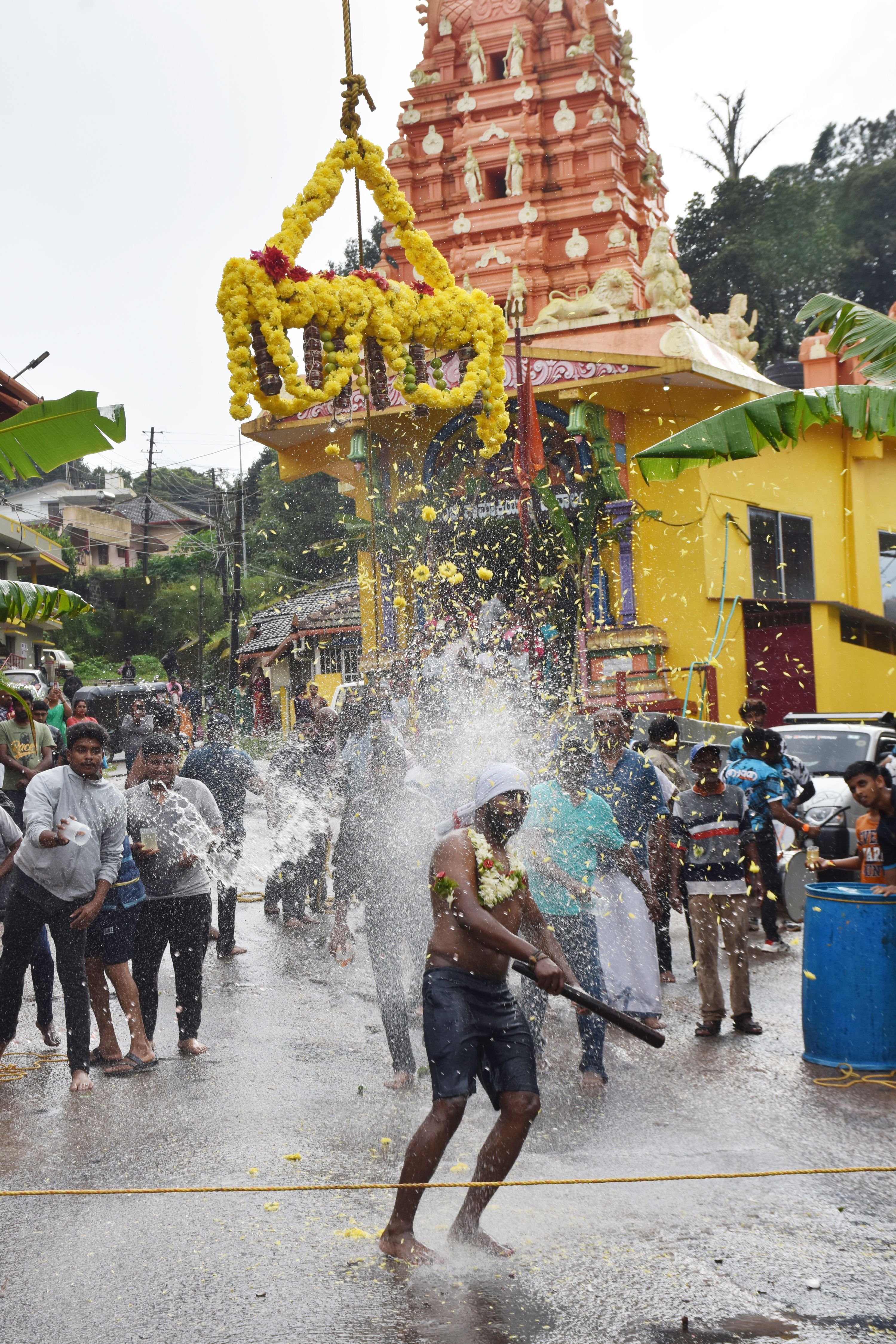ಮಡಿಕೇರಿಯ ಕಂಚಿಕಾಮಕ್ಷಿ ದೇಗುಲದ ಆವರಣದಲ್ಲಿ ಭಾನುವಾರ ಕೃಷ್ಣ ಜನ್ಮಾಷ್ಟಮಿ ಪ್ರಯುಕ್ತ ನಡೆದ ಮೊಸರುಕುಡಿಕೆ ಒಡೆಯುವ ಸ್ಪರ್ಧೆ ಹಾಗೂ ಓಕುಳಿಯಾಟದಲ್ಲಿ ಹಲವು ಮಂದಿ ಭಾಗಿಯಾದರು